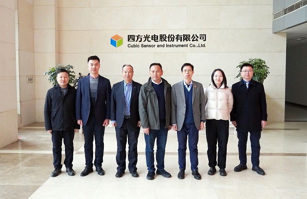 中國汽車技術(shù)研究中心資深首席專家方茂東、李孟良一行蒞臨四方光電參觀交流